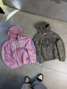 Sudaderas con capucha para hombre, personalizadas al por mayor, de algodón polar, estilo streetwear Y2K grunge, desgastadas, con tachuelas, de corte holgado y con cremallera. - Product Image 2