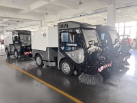 Balayeuse de rue à batterie Ronking RG-EV8240, batterie lithium-fer 70 kWh, bac de 1850 L, largeur de travail de 2,4 m, cabine fermée, faible bruit, peinture gris-blanc