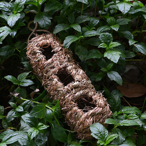 Nichoir à oiseaux en paille fait main, rectangulaire, à trois trous, décoration de jardin suspendue pour oiseaux, origine Fujian - Product Image 2