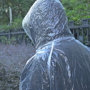 Áo mưa có mũ trùm đầu chất lượng cao, dùng một lần, có khuy, dành cho bé trai, bé gái và người lớn, chống thấm nước, giữ ấm, chất liệu PE - Product Image 4