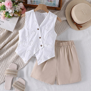Ensemble d'été 2026 pour filles, style français haut de gamme, en polyester, avec gilet ajouré au crochet et <span class=keywords><strong>short</strong></span>, couleur unie, pour enfants - Product Image 1