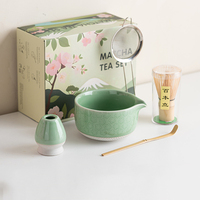 Coffret cadeau Astief Matcha comprenant un bol à matcha à glaçage léger, un support pour chasen, un fouet en bambou, une cuillère à thé, un tamis, un ensemble de fouets à thé matcha