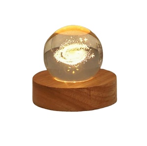 Lámpara LED inalámbrica Cristal 3D LED Grabado Bola Luz nocturna Cristales tallados Lámparas de mesa Cubo <span class=keywords><strong>con</strong></span> base de lámpara Luces nocturnas de madera - Product Image 1