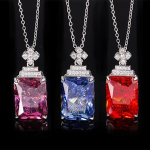 Pendentif Bouteille de Parfum en Cuivre Écologique avec Zircon Cubique Rouge de Haute Qualité 15*20mm pour Femme, Idéal au Quotidien - Product Image 4