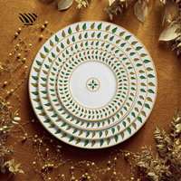 Élégant ensemble d'assiettes en céramique vert-or motifs de feuilles pour un décor de table de mariage rustique de jardin raffiné