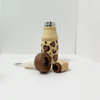 Bouteille d'eau en acier inoxydable de 500 ml (17 oz) à imprimé léopard avec motif cœur, avec paille et infuseur à thé.