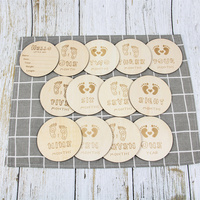 Cartes de jalons de développement pour bébé en bois, faites à la main, non toxiques, personnalisables, en forme de petites pieds, cadeau de naissance, vente en gros d'usine