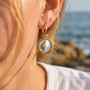 Pendientes de Concha Marina de Acero Inoxidable 316L con Oro de 18K para Mujer, Estilo Sirena, con Resina Costera, Tipo Huggie, Joyería Impermeable - Product Image 1