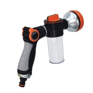 Pistola de Espuma con 8 Funciones, Recubierta de Plástico, para Lavado de Autos, Riego de Jardín, y Cuidado de Mascotas - Product Image 1