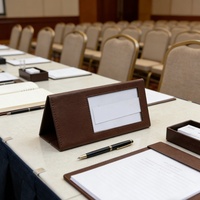 Présentoir de nom de membre de conférence en cuir, pliable, triangulaire, personnalisé pour table ou bureau