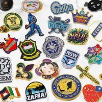 Pins personnalisés sur mesure en alliage métallique avec logo 3D en relief, motifs aile, épée, ancre, plaqué or et argent, badge découpé creux et porte-clés