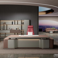 Bureau de direction de luxe avec chaise en cuir rouge, poste de travail haut de gamme pour la productivité et le prestige professionnel