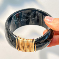 Bracelet jonc superposé créatif en résine acrylique et lucite dorée, style rétro artistique, design français 2026