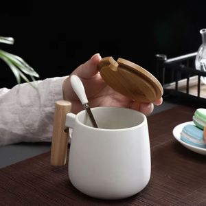 แก้วเซรามิกด้ามไม้เรียบง่าย แก้วของขวัญสำหรับกิจกรรมวันหยุด แก้วน้ำสำหรับสำนักงานธุรกิจ พร้อมฝาและช้อน - Product Image 5