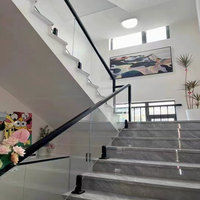 Rampe en verre en alliage d'aluminium sur mesure pour villa, escalier sécurisé, vue dégagée, esthétique, facile à nettoyer, design moderne sans cadre, résistant au vent
