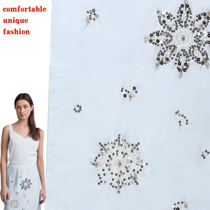 أغطية قطن مريحة: أرضية بيضاء ثلجية مع حبال زهرية مرتفعة بشكل أنيق قماش تطريز مخصص - Product Image 2