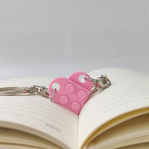 2 décorations en forme de cœur assorties, porte-clés en forme de cœur rouge, petit porte-clés en forme de cœur en briques pour couples, amoureux, parents - Product Image 3