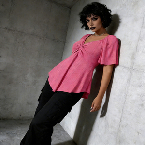 Chemise à manches courtes à col en V, style streetwear, coupe ajustée, été, avec un devant torsadé, style peplum, mi-longue, respirante, mélange de spandex, haut pour femmes - Product Image 2