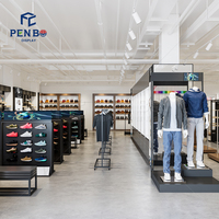 Solusi Desain Toko Pakaian Olahraga dengan Perlengkapan Khusus untuk Pajangan Sepatu Model Terbuka Minimalis Modern