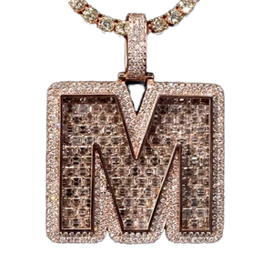 จี้เพชรโมอิสซาไนต์ทรงบาแกตต์แบบสั่งทำพิเศษ ชุบทองคำชมพู เงินแท้ 925 ผ่านการทดสอบ GRA พร้อมตัวอักษรประดับเพชร - Product Image 1