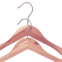 Vente en gros de cintres en bois de cèdre aromatique naturel, cintre hijab de luxe à épaule large