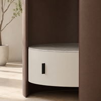 Table de chevet traditionnelle de luxe avec plateau en marbre, panneaux latéraux en cuir, tiroir de rangement, table de chevet pour chambre à coucher, mobilier d'hôtel