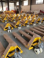 Chariot à palettes manuel tout-terrain robuste 2,5T avec roues en PU/nylon, hauteur de fourche réglable pour le transport de marchandises