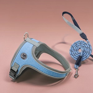 Set di Guinzaglio e Pettorina per Cani Stile Sella Sportiva di Lusso, Facile da Indossare, Riflettente, con Fibbia Anti-Esplosione per Cani di Piccola e Media Taglia - Product Image 1