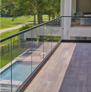 Système de balustrade en verre en forme de U avec panneaux en verre trempé transparent pour <span class=keywords><strong>clôture</strong></span> et protection de balcon de luxe en bord de mer - Product Image 3