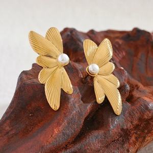 Boucles d'oreilles clous papillon en acier inoxydable plaqué or 18 carats, anti-ternissement, avec perles et ailes géométriques, pour femme - Product Image 6