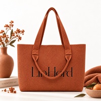 Sac fourre-tout tricoté avec logo personnalisé pour les collections de cadeaux d'entreprise et avec longues poignées pour les courses et les trajets quotidiens.