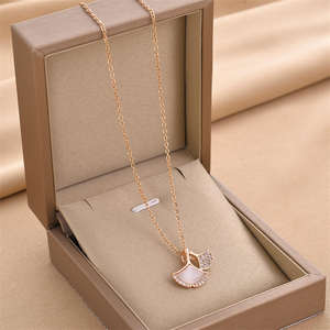 <span class=keywords><strong>Collier</strong></span> ras de cou en coquille de nacre et feuille de ginkgo |   Acier inoxydable personnalisé avec zircon |   Chaîne de clavicule élégante pour femmes - Product Image 4