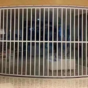 Puerta plegable de cristal de diseño moderno de tienda Supermall Puerta de persiana de pantalla <span class=keywords><strong>transparente</strong></span> de <span class=keywords><strong>policarbonato</strong></span> de aluminio para negocios - Product Image 3