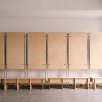 Présentoir en panneau perforé en contreplaqué avec profilés en aluminium pour vitrine de magasin et décoration de centre commercial