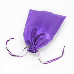 ถุงผ้าซาตินสีม่วงแบบมีเชือกสำหรับเก็บวิกผม สายปรับได้ ถุงกันฝุ่นสุดหรู พิมพ์โลโก้ ขนาด 9.8x13.5 นิ้ว Amygirl - Product Image 1