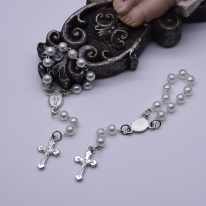 Bracelet miniature en perles imitation 5 mm, design croix, pour enfants - Product Image 2