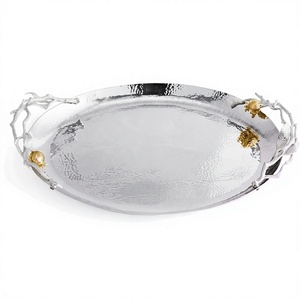 Plateau de service ovale élégant en métal avec poignée décorée de grenades dorées, fait main, poli, style glamour, pour la décoration de table de fête - Product Image 1