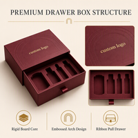 Caja de Regalo para Fragancias Estilo Cajón Color Borgoña con Tirador de Tela y Embalaje Arqueado con Lámina Dorada en Relieve para Set de Velas y Perfumes