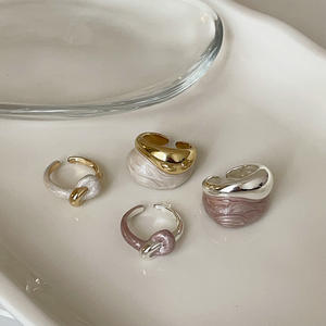 Bague ouverte à la mode de haute qualité plaquée or 18 carats avec blocage de couleur et glaçage, bague de mode individuelle - Product Image 3