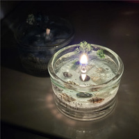 Bougie parfumée en verre sur le thème de l'océan, avec coquillages naturels, sable fin, fleurs bleues séchées et paysage tridimensionnel décoratif en cire parfumée