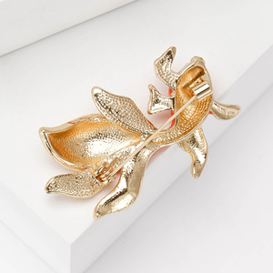 Broche Minimalista de Pez Dorado Esmaltado Estilo Chino Nuevo, Pin de Lujo Exclusivo con Diseño Animal, Accesorio de Ropa para Uso Diario - Product Image 2