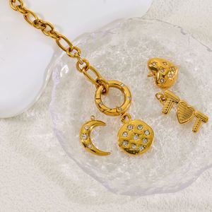 Pendentifs plaqués or, étiquette blanche pour les grossistes, aspect incrustation de météorite, détails estampés avec précision. - Product Image 4