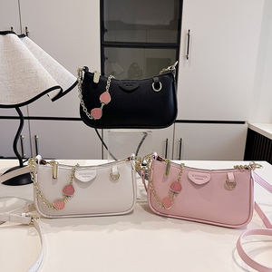 Sac à bandoulière pour femme avec chaîne décorative, nouveau design 2025. Peut être utilisé pour le transport. La doublure est en polyester.2354 - Product Image 1