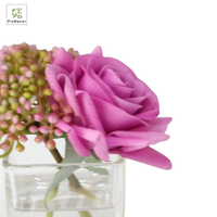 Susunan Bunga Mawar Buatan Berkualitas Tinggi yang Dikustomisasi dengan Hydrangea Berry, dalam Vas Kaca Persegi Transparan dan Air