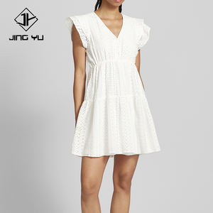 Robe mini col en V de conception OEM avec manches volantées et détails en dentelle crochet. Robe mini luxueuse 100% coton. - Product Image 1