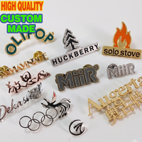 Badges Métalliques Personnalisés – Émail Souple ou Dur, Placage Or, Argent, Bronze – Logos, Typographie, Plaques Nominatives, Badges Tendance pour Vêtements