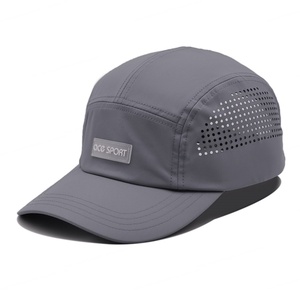 Gorra de golf perforada cortada con láser resistente al agua marca Ace personalizada al por mayor gorras de golf de poliéster gris 5 paneles gorra deportiva para correr - Product Image 1