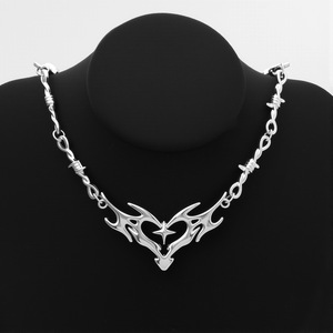 Collana Gotica Y2K con Croce e Cuore Fiammeggiante, Accessori Punk in Lega, Catena con Spine e Filo Spinato, Charm Hippie per Donne, Uomini e Bambini - Product Image 4
