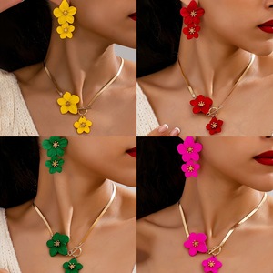 Set di Gioielli Floreali Boho con Orecchini Pendenti a Fiore e Collana a Spina di Pesce, Gioielli Floreali Stratificati di Tendenza Estiva per Lei - Product Image 2