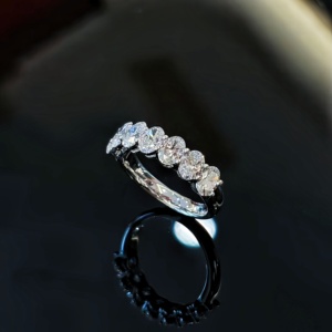 Anello Unisex con Diamante Sintetico Ovale da 2,1 Carati di Zhuomei Jewelry, Fede Nuziale con <span class=keywords><strong>7</strong></span> Pietre, Anello Eternity in Oro Massiccio 18K Certificato, Regalo - Product Image 1